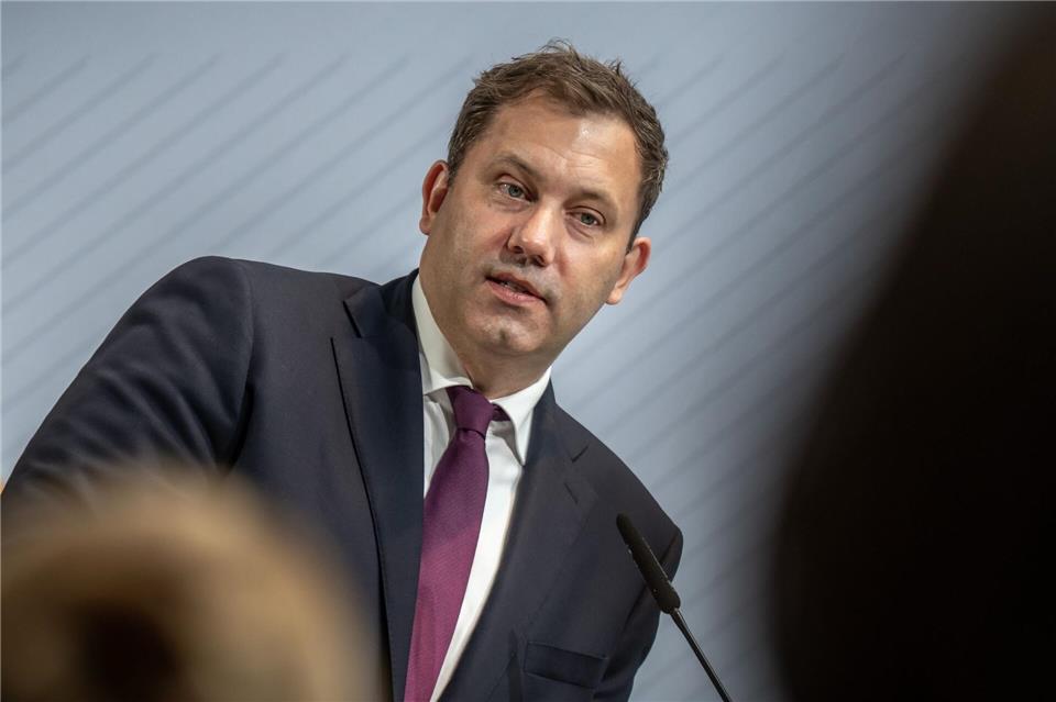 Klingbeil warnt vor gefälschten Investitionsaufrufen Über sein Bundestagsbüro hat Vizekanzler Klingbeil eine Warnung abgesetzt. (Archivbild)Michael Kappeler/dpa