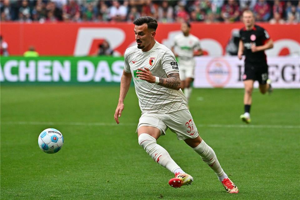 Über seine Augsburg-Rückkehr wird spekuliert: Stürmer Berisha. (Archivbild)Jan-Philipp Strobel/dpa