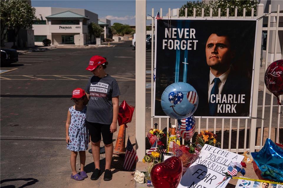 Hohe Sicherheitsvorkehrungen bei Kirk-Trauerfeier in Arizona Über seine Plattformen, darunter auch ein erfolgreicher Podcast, erreichte Kirk Millionen junger Menschen.Jae C. Hong/AP/dpa