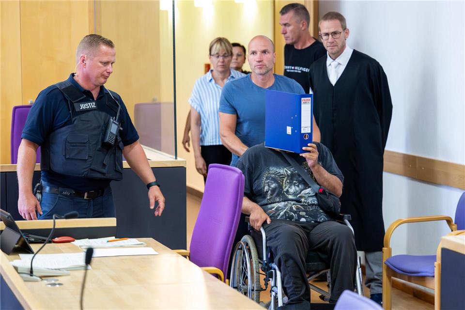 Über seinen Verteidiger räumte der Beschuldigte (verdeckt) die Taten vollumfänglich ein.Soeren Stache/dpa