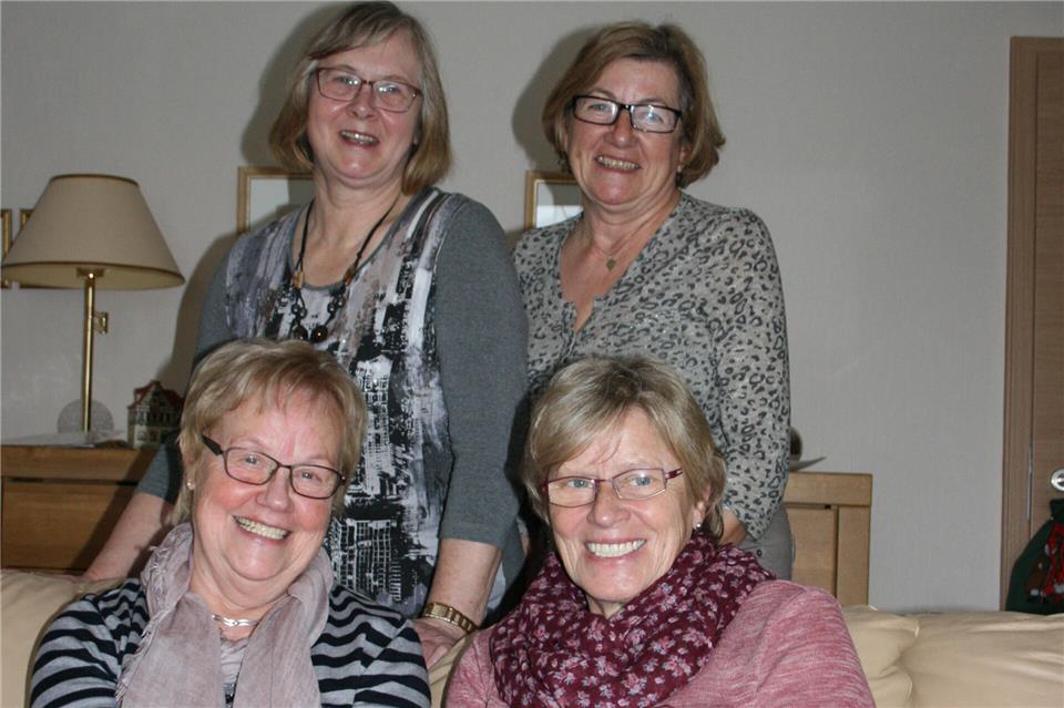 Über viele Jahrzehnte haben Christel Springer und Maria Hard (stehend, v. re.) sowie Maria Pass und Hildegard Gülker (v. re.) die kfd Erle geleitet.
