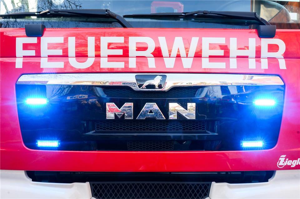 Über zwei Stunden dauerte der Einsatz der Feuerwehr. Julian Stratenschulte/dpa