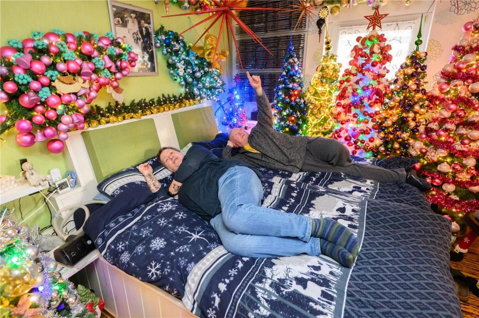 Überall im Haus stehen Weihnachtsbäume - auch im Schlafzimmer.Julian Stratenschulte/dpa