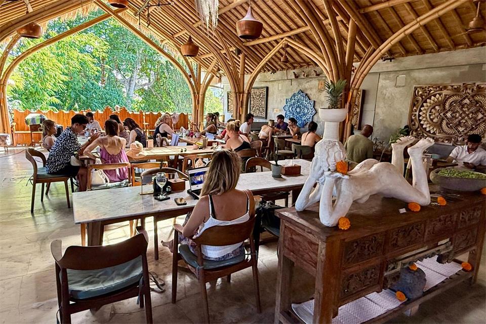 Überall in Ubud gibt es hübsche, luftige Cafés, wie hier das „Mudra“. Hier arbeiten auch viele digitale Nomaden.Carola Frentzen/dpa