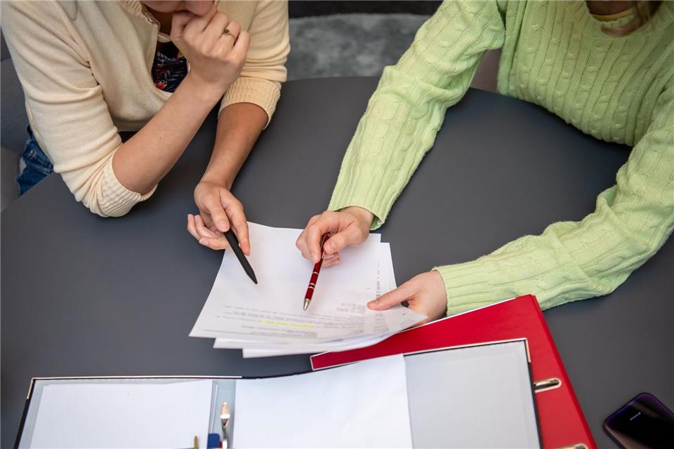 Überblick über die eigenen Finanzen verloren? Eine professionelle Schuldnerberatung kann dabei helfen, wieder auf die Füße zu kommen.picture alliance / dpa-tmn