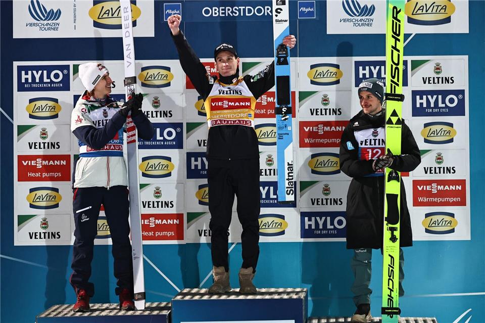 Überflieger Prevc und seine Verfolger beim Tournee-Start in Oberstdorf.Daniel Karmann/dpa