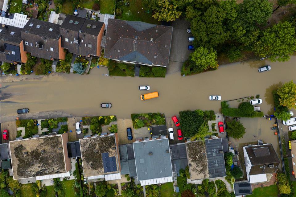 Großeinsatz in NRW: Starkregen flutet Straßen und Keller Überflutete Straßen in Mönchengladbach nach dem Starkregen.Christoph Reichwein/dpa