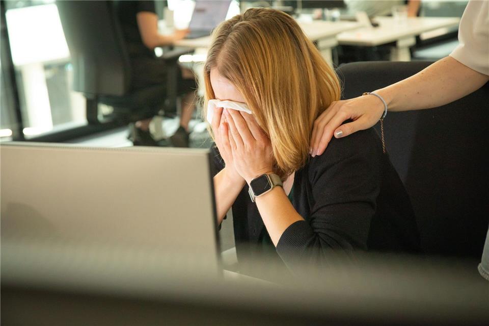 Überforderung, Wut, private Probleme: Fließen am Arbeitsplatz die Tränen, gibt es verschiedene Auslöser, die dahinterstecken können. Christin Klose/dpa-tmn