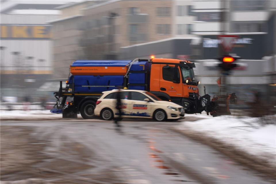 Überfrierende Nässe führt vereinzelt zu Unfällen aufgrund von Glätte im Norden. (Symbolbild)Marcus Brandt/dpa