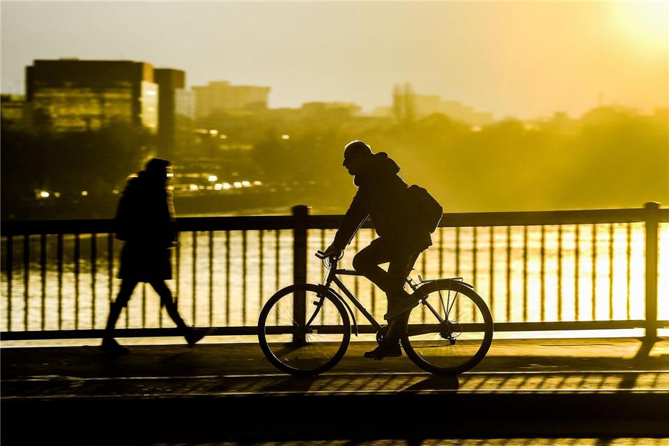 Überfrierende Nässe kann besonders auf dem Fahrrad zur rutschigen Gefahr werden. Wer auf dem Arbeitsweg stürzt, kann unter Umständen steuerlich profitieren.picture alliance / dpa Themendienst