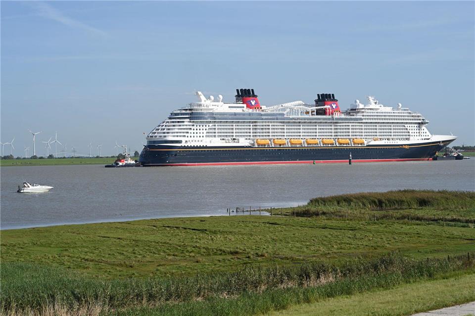 Überführung eines Kreuzfahrtschiffs von der Meyer Werft über die Ems. Künftig soll der Innenausbau in Emden erfolgen. (Archivbild)Lars Penning/dpa