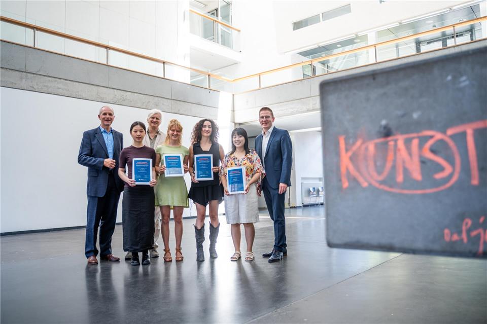 Übergabe der Urkunden an die Stipendiaten in der Kunstakademie Münster (v.l.): Ralf Hartweg (Kurator), Yun-Chi Tsai (Stipendiatin), Stefan Hölscher (Prorektor Kunstakademie Münster), Henrike Fechler (Stipendiatin), Kashi Grätz (Stipendiatin), Woorim Ha (Stipendiatin) und Henning Henke (Vorstandsmitglied Volksbank Westmünsterland).