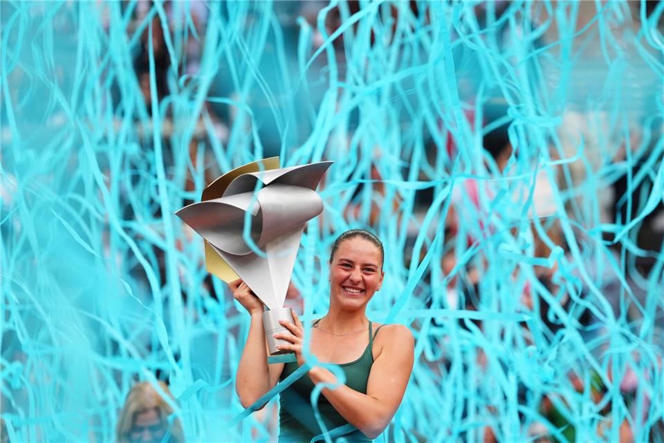Überglücklich im Konfettiregen: Marta Kostjuk nach ihrem Finaltriumph in Madrid.Manu Fernandez/AP/dpa
