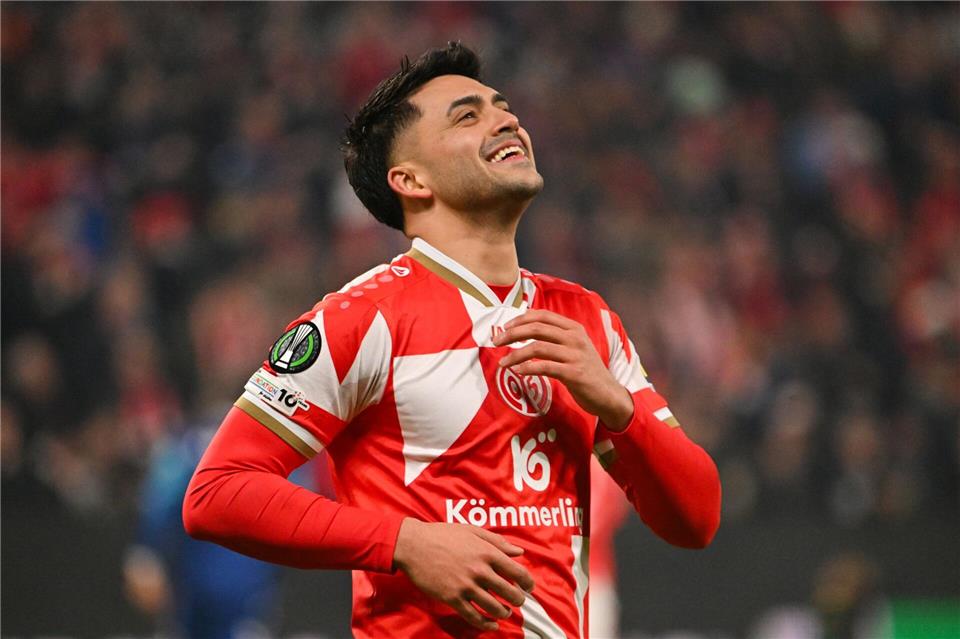 Überglücklich nach dem Achtelfinal-Einzug der Mainzer: Nationalspieler Nadiem AmiriTorsten Silz/dpa