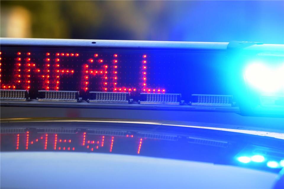 Überhöhtes Tempo hat laut Polizei einen schweren Unfall zweier junger Menschen bei Griesheim verursacht. (Symbolbild)Stefan Puchner/dpa