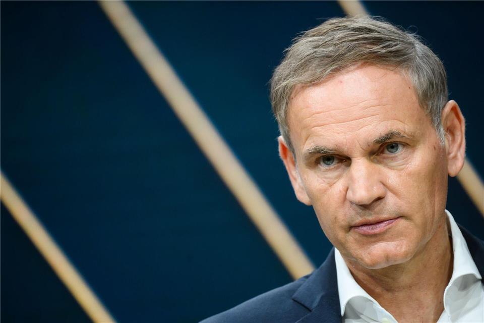 Überkapazitäten seien langfristig nicht tragfähig, sagt VW-Chef Oliver Blume. (Archivbild) Julian Stratenschulte/dpa