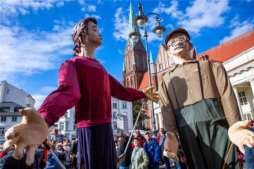 Überlebensgroße Marionetten sind Blickfänge beim Bürgerfest zum Tag der Deutschen Einheit in Schwerin.Jens Büttner/dpa