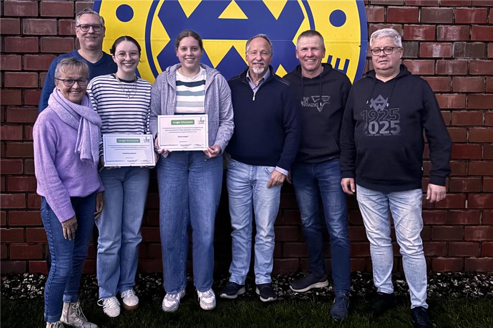 Übernehmen (nach wie vor) Verantwortung beim SV Adler Weseke: (von links) Geschäftsführerin Sabine Lütjann und Vereinschef Dirk Langela) sowie (von rechts) der zweite Vorsitzende Michael Hölzel, Sportabzeichen-Obmann Manfred Lütjann mit den Geehrten Roland Schulz, Ariane Langela (Mitte) und Friederike Lukassen.