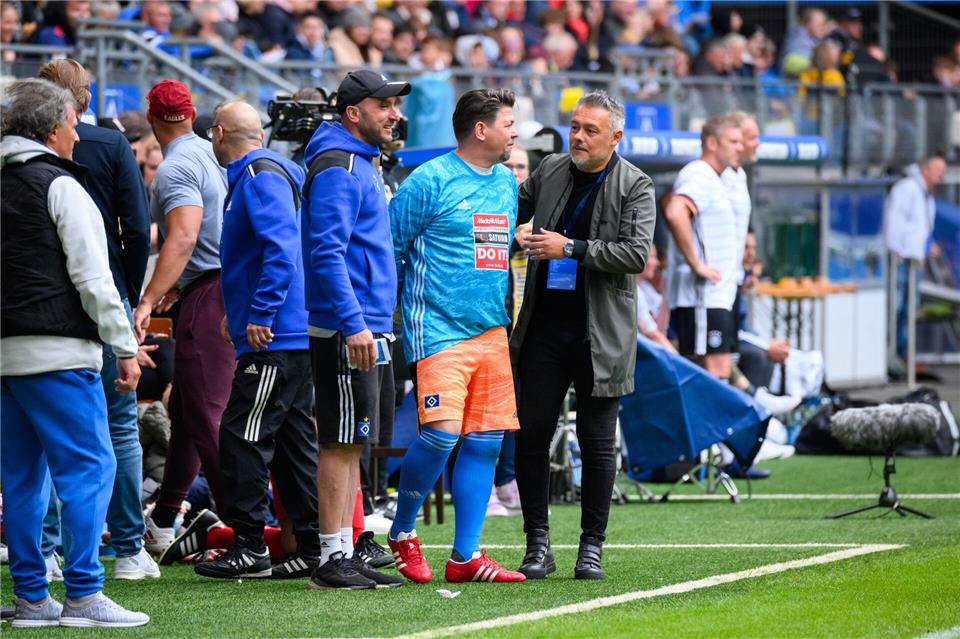 Übernimmt als Trainer das Frauenteam des Hamburger SV: Ex-Bundesliga-Star Rodolfo Cardoso (r). (Archivbild)Jonas Walzberg/dpa
