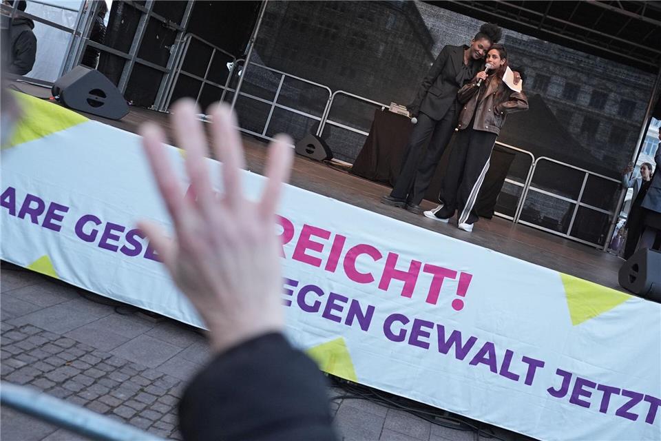 Überraschend nahm die Schauspielerin und Moderatorin Collien Fernandes doch an der Kundgebung auf dem Rathausmarkt in Hamburg teil. (Archivfoto)Marcus Brandt/dpa