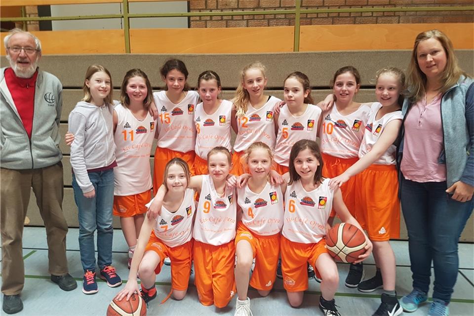 Junge Remigianerinnen setzen ein dickes Rufzeichen Überraschten sich und den Primus BC Soest: Die U12 des RC Borken-Hoxfeld mit (stehend von links) Trainer Heiner Kiebel, Johanna Köyer, Ann-Christin Nickel, Caroline Daun, Laoise Gleba, Ria Bollrath, Smilla Krüger Leni Becker, Lotte Benning und Trainerin Meike Kiebel-Grave sowie (kniend von links) Shannon Gleba, Greta Osskopp Luisa Grave und Greta Wolter. Auf dem Foto fehlen Johanna Lueb und Katie Schroer.