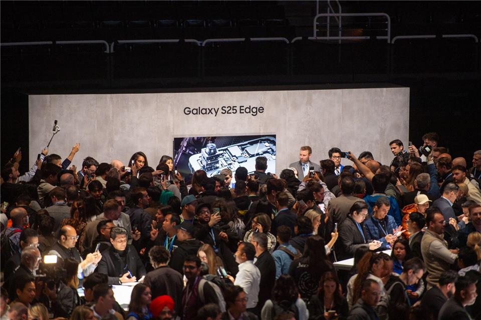Samsung Galaxy S25: Kamera, KI und eine dünne Überraschung  Überraschung! Ein neues Galaxy Edge? Vor einem Stand mit mehreren ausgestellten Gerätemodellen gab es das größte Gedränge.Andrej Sokolow/dpa-tmn/dpa