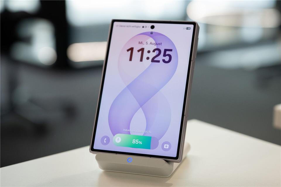 Überraschungs-Akku: Die Batterie des Fold 8 (im Bild) hält im Test sogar länger als der größere Akku des Fold 8 Ultra.Nico Tapia/dpa-tmn