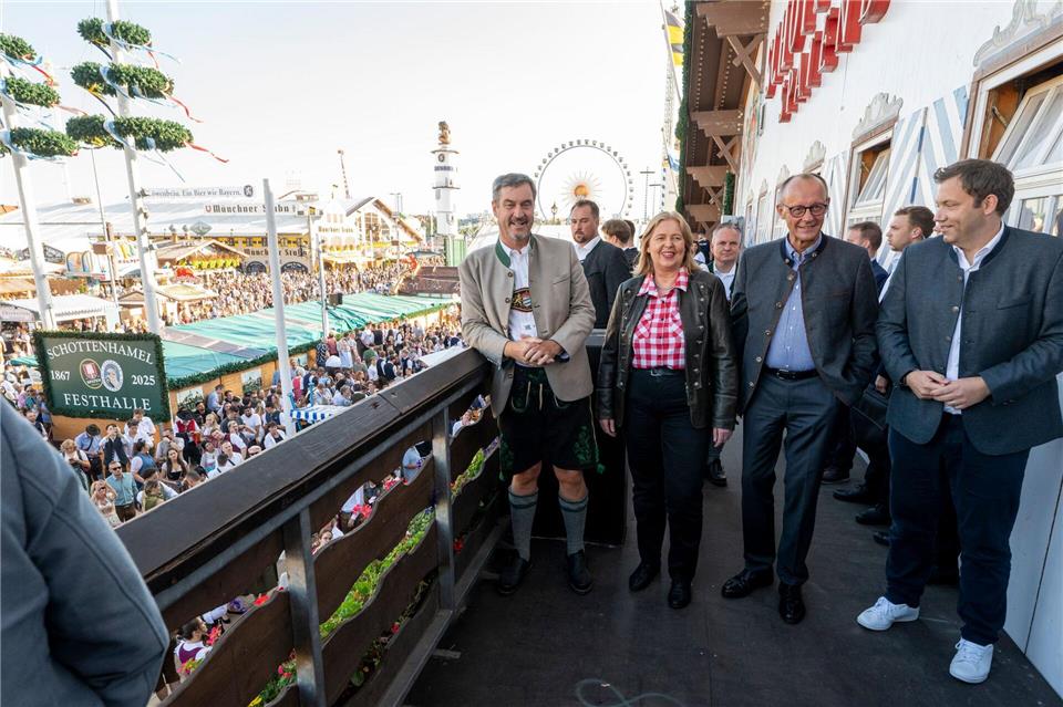 Überraschungsbesuch auf der Wiesn: Bundeskanzler Friedrich Merz (CDU) ist auf dem Oktoberfest aufgetaucht.Peter Kneffel/dpa