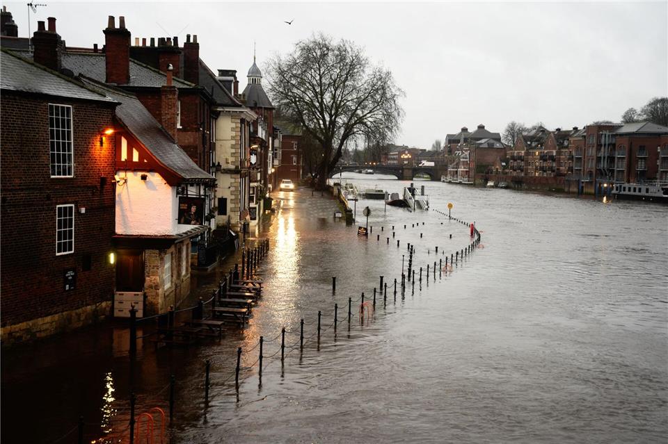 Überschwemmte Straßen im englischen York.Danny Lawson/PA Wire/dpa