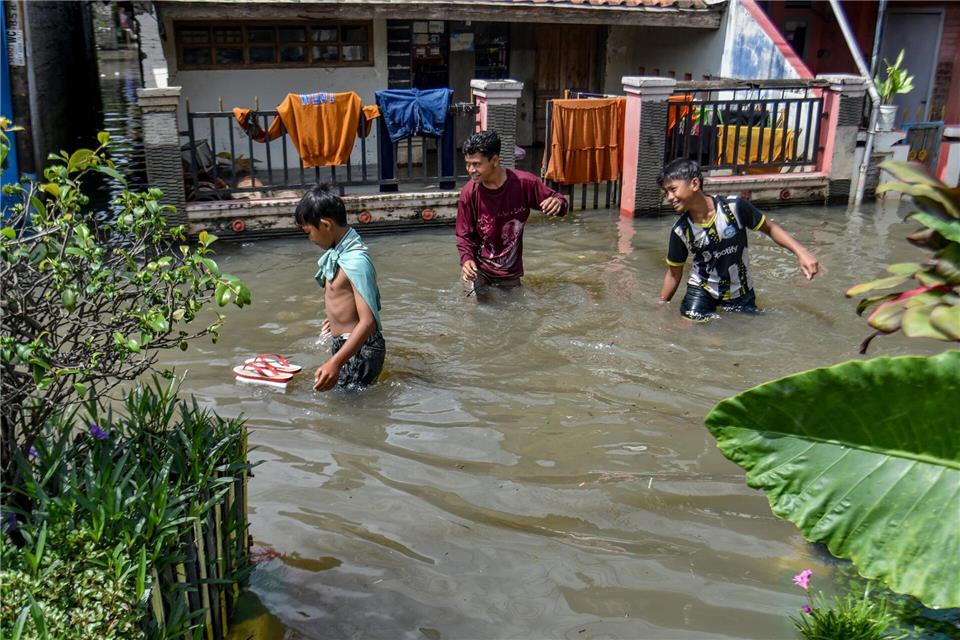 Bilder des Tages  Überschwemmungen – Kinder trotzen den Fluten in West-JavaDimas Rachmatsyah/ZUMA Press Wire/dpa