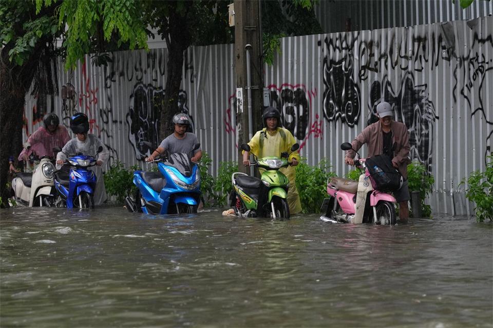 Überschwemmungen haben Bangkok weitgehend lahmgelegt.Sakchai Lalit/AP/dpa
