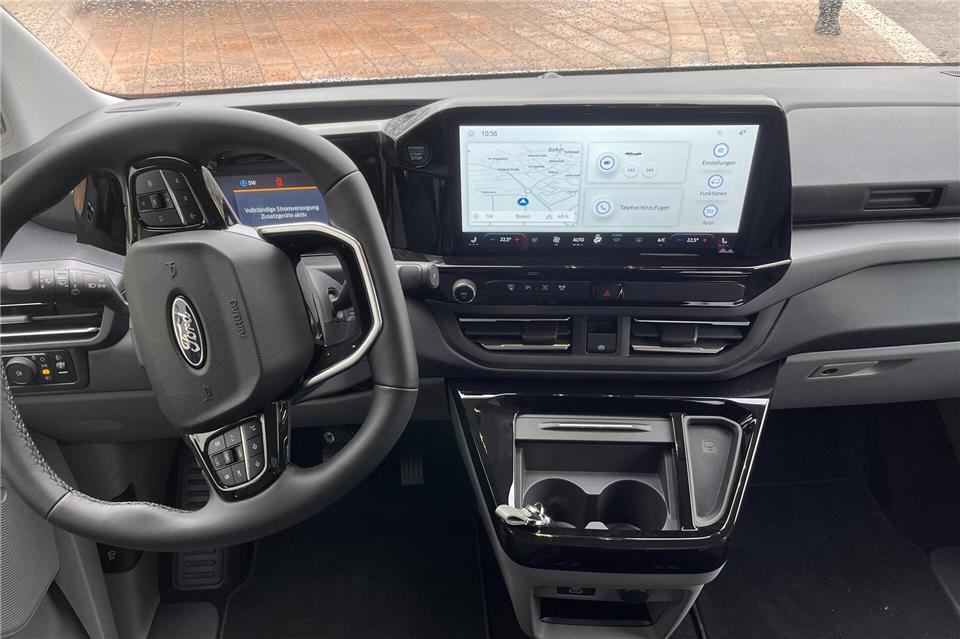 Übersichtliches Cockpit, das unkompliziert mit dem Handy verbunden werden kann und auch Apple CarPlay fähig ist.