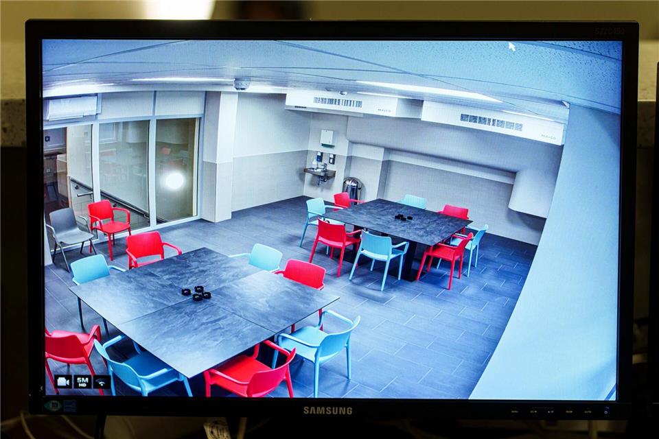 Überwachungskameras haben die Crack-Konsumenten im Blick. Im Druckraum für Heroin ist immer ein Mitarbeiter anwesend. Andreas Arnold/dpa