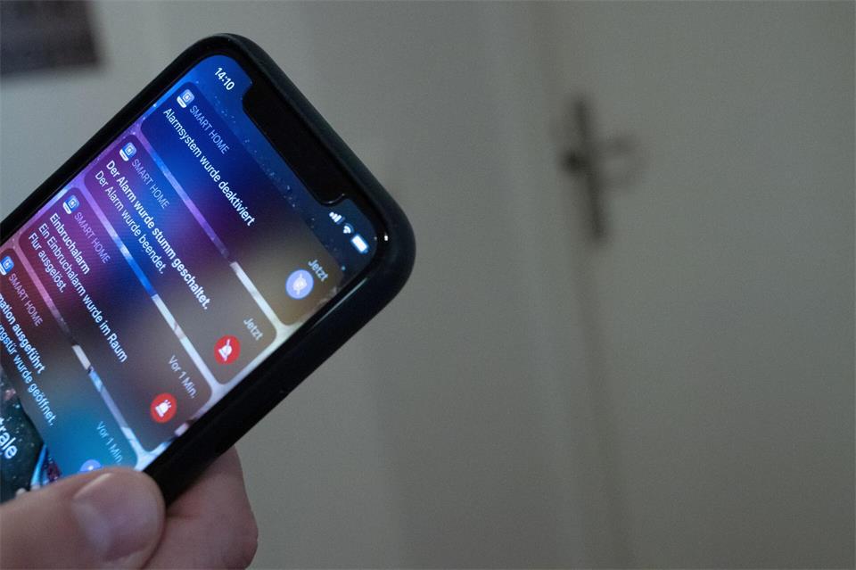 Überwachungskameras unterscheiden sich stark bei der App-Bedienung, aber auch bei Nachtsicht-Fähigkeiten und Datenschutz, wie ein Vergleich der Stiftung Warentest ergeben hat.Franziska Gabbert/dpa-tmn