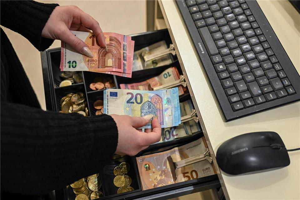 Überwiegend können die Menschen im Euroraum mit Schein und Münze zahlen, wenn sie das wollen. (Symbolbild)Jens Kalaene/dpa