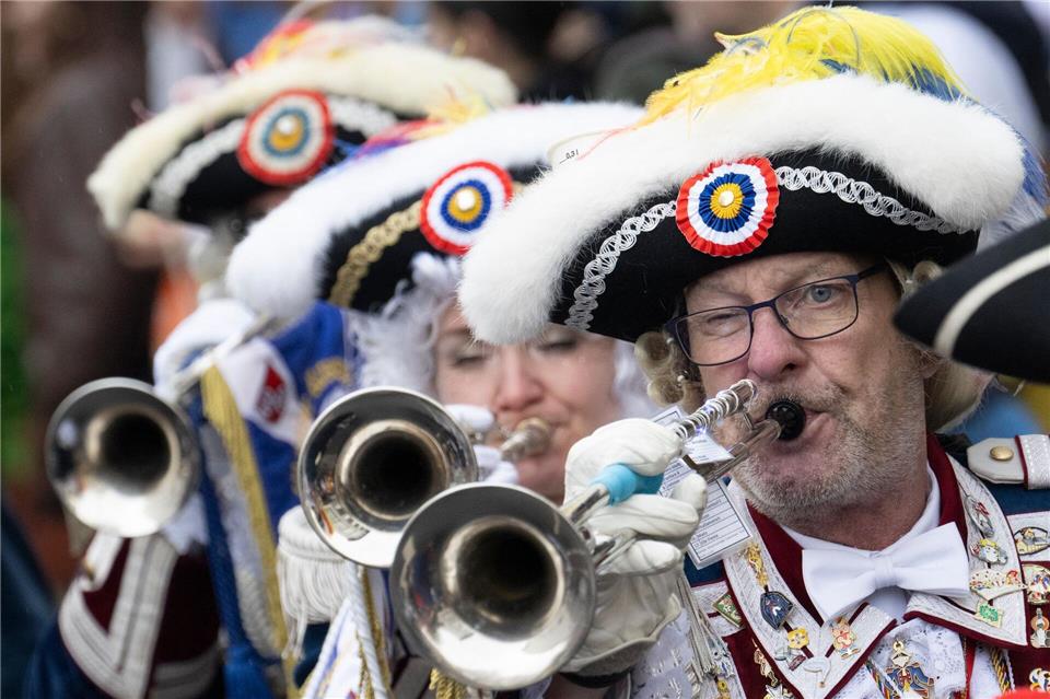 Überwiegend wird friedlich und fröhlich gefeiert.Boris Roessler/dpa