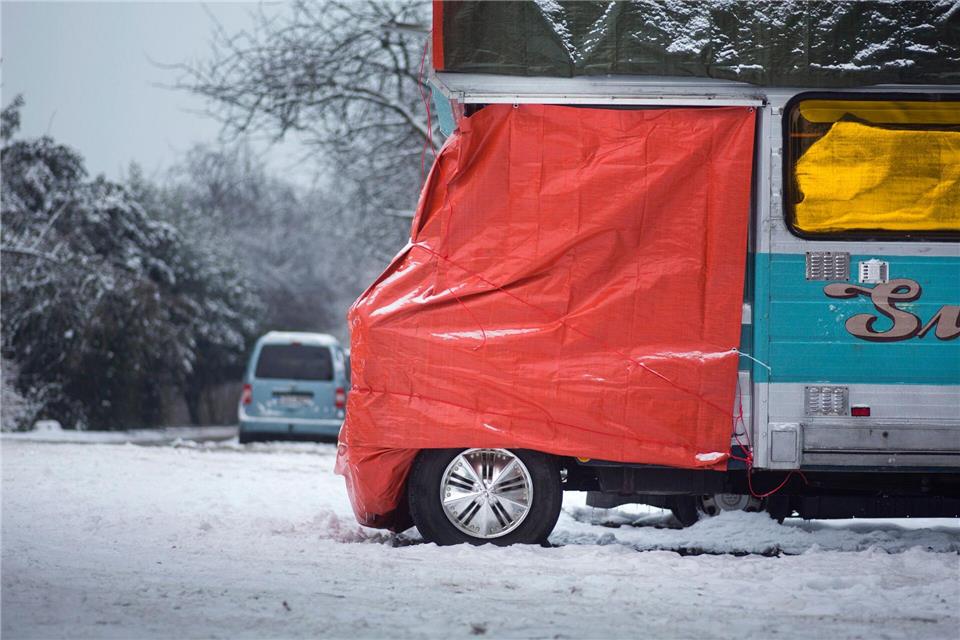 Überwintert das Wohnmobil im Freien, sollte man eine Abdeckplane und zusätzliche Diebstahlsicherungen verwenden: Radkralle, Lenkradsperre und Kopplungsschloss sorgen für Schutz.Frank Rumpenhorst/dpa/dpa-tmn