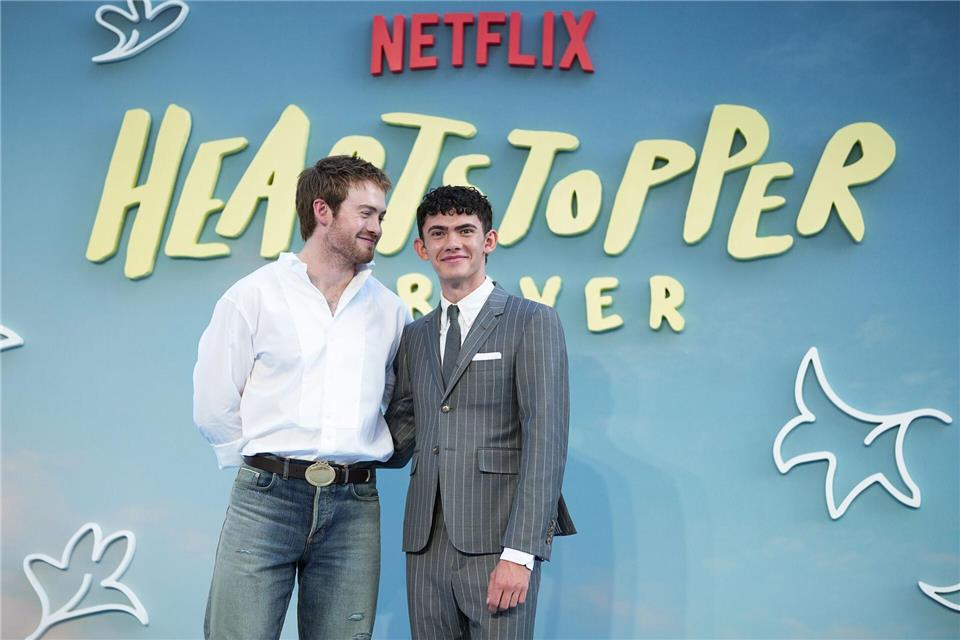 Überzeugend als Liebespaar: die Schauspieler Kit Connor (links) und Joe Locke. (Archivbild)Scott A Garfitt/Invision/AP/dpa