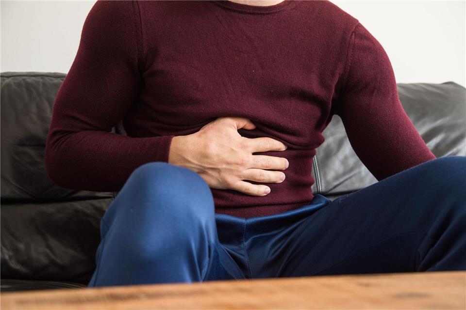 Uff, Gans und Knödel liegen schwer im Magen! So verlockend das Sofa nun auch ist - ein Spaziergang kommt der Verdauung nun mehr entgegen. picture alliance / dpa-tmn