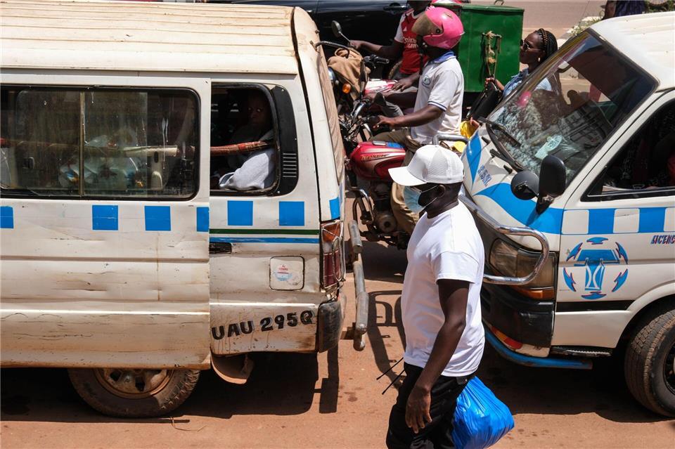 Uganda: Schutzmaske in der Menge – WHO erklärt Gesundheitsnotstand wegen Ebola-AusbruchHajarah Nalwadda/AP/dpa