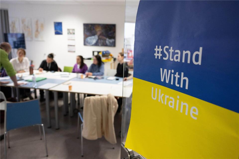 Ukrainerinnen und Ukrainer müssen in der Europäischen Union, um Schutz zu erhalten, keinen Asylantrag stellen. (Symbolbild)Boris Roessler/dpa