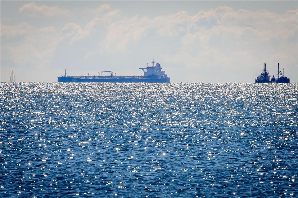 Ukrainische Angriffe auf russische Öl-Infrastruktur wirken sich laut Greenpeace auf den Tankerverkehr in der Ostsee aus. (Symbolbild)Jens Büttner/dpa