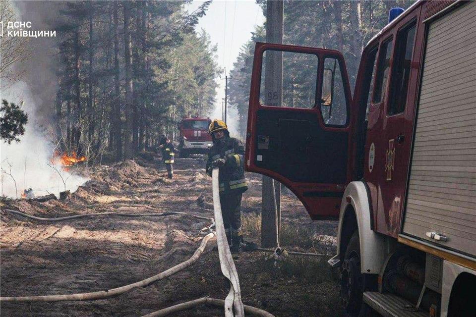 Ukrainische Feuerwehrleute löschen einen durch russischen Beschuss ausgelösten Waldbrand..-/Ukrainian Emergency Service/AP/dpa