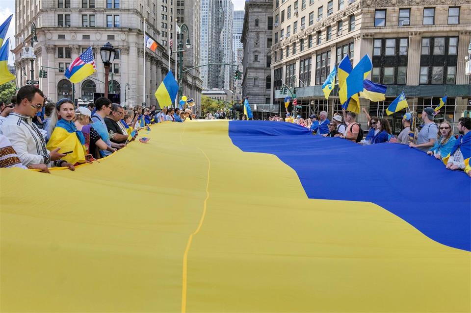 Ukrainische Flaggen werden beim jährlichen ukrainischen Unabhängigkeitsmarsch in New York gehalten.Milo Hess/ZUMA Press Wire/dpa