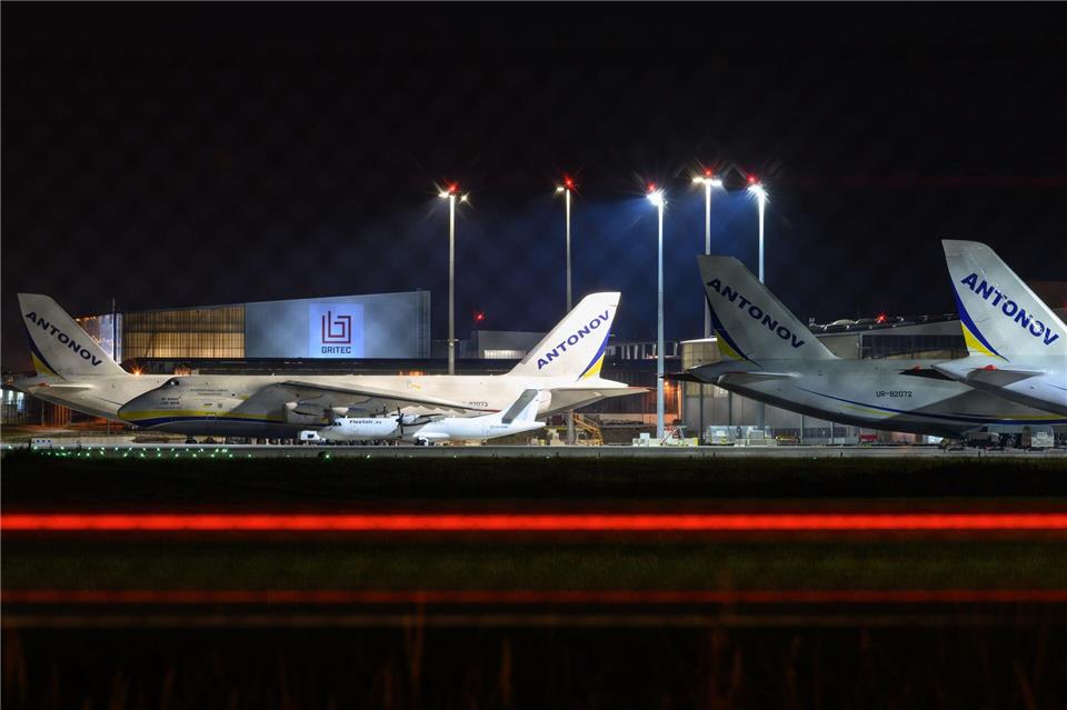 Ukrainische Frachtmaschinen vom Typ Antonow AN-124 parken am Flughafen Leipzig/Halle. Hendrik Schmidt/dpa