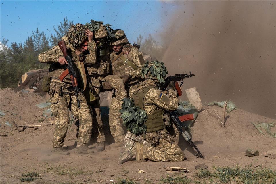 Ukrainische Männer sollen sich einem Einsatz im Krieg gegen Russland künftig schwerer entziehen können. (Archivbild)Andrii Marienko/AP/dpa
