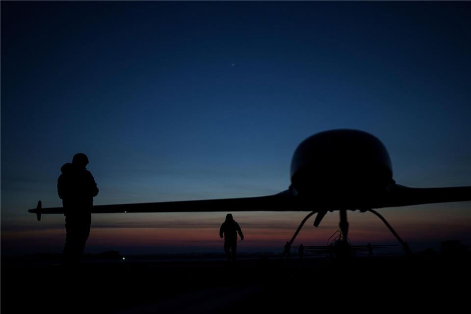 Ukraine greift erneut Raffinerien in Russland mit Drohnen an Ukrainische Soldaten bereiten Drohnen für Angriffe auf das russische Hinterland vor. (Archivbild)Evgeniy Maloletka/AP/dpa