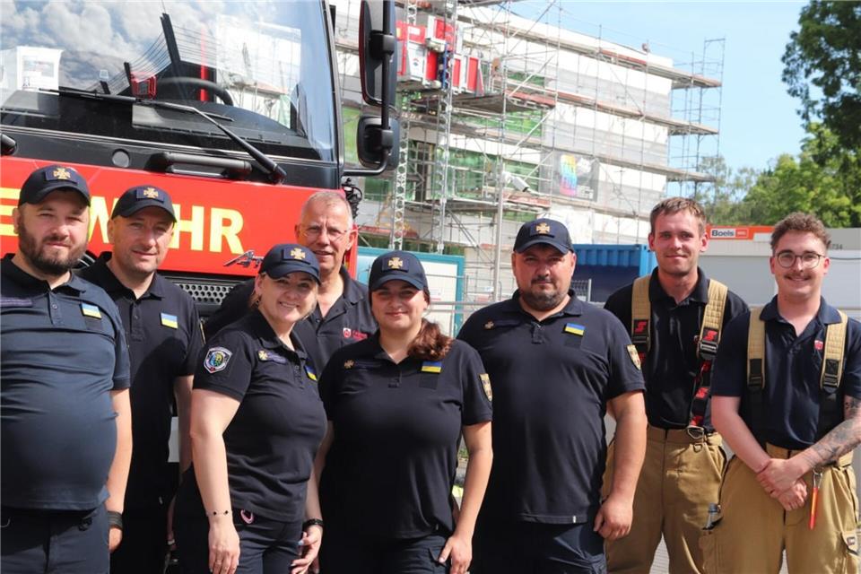 Ukrainische und Borkener Feuerwehrleute tauschen sich aktuell in Borken aus. Mit dabei unter anderem der Borkener Andreas Saure (vierter von links) und der Chef der Freiwilligen Feuerwehr in Zymna Voda Nazar Oliiarnyk (dritter von rechts).