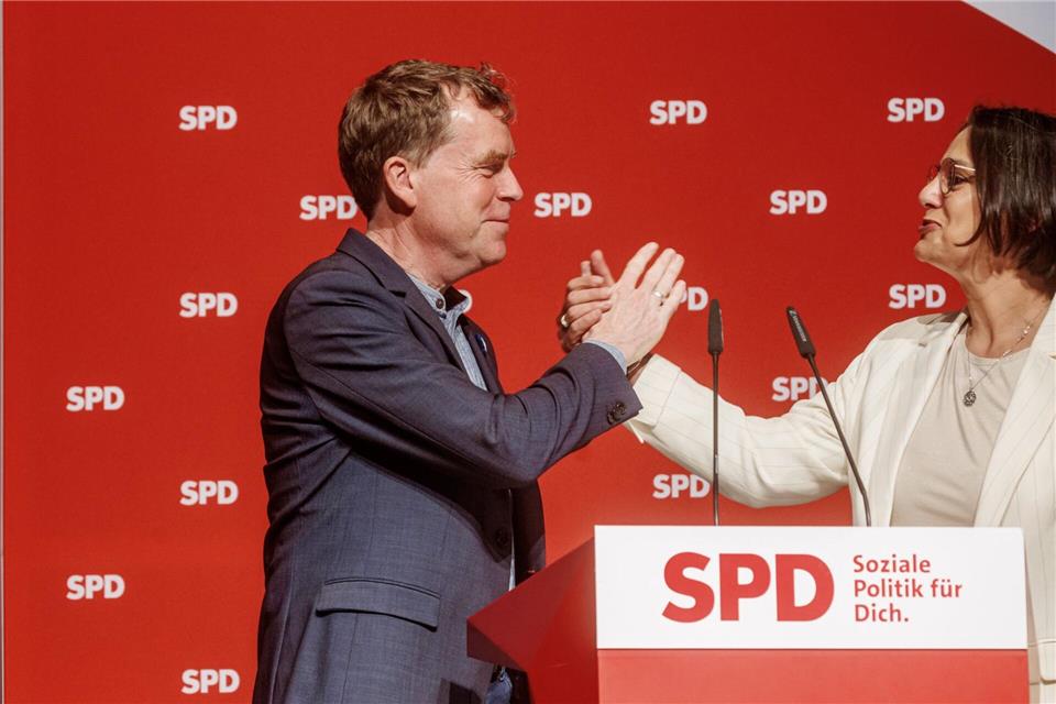 Ulf Kämpfer hat sich gegen Serpil Midyatli im Rennen um die SPD-Spitzenkandidatur durchgesetzt. (Archivbild) Markus Scholz/dpa