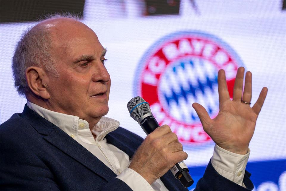 Uli Hoeneß ist der Ehrenpräsident des FC Bayern München. (Archivbild)Peter Kneffel/dpa